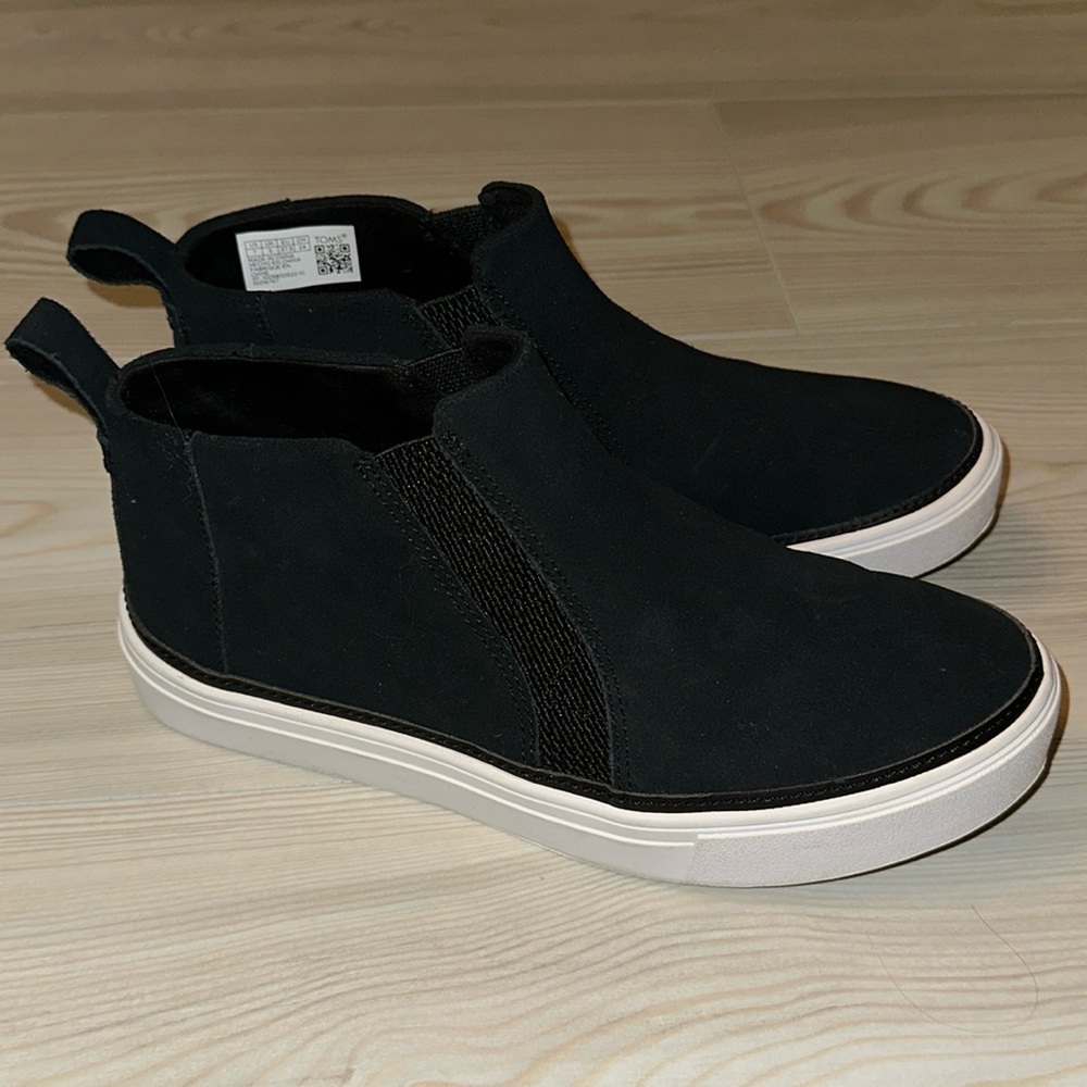 Tom’s Bryce black suede sneaker.